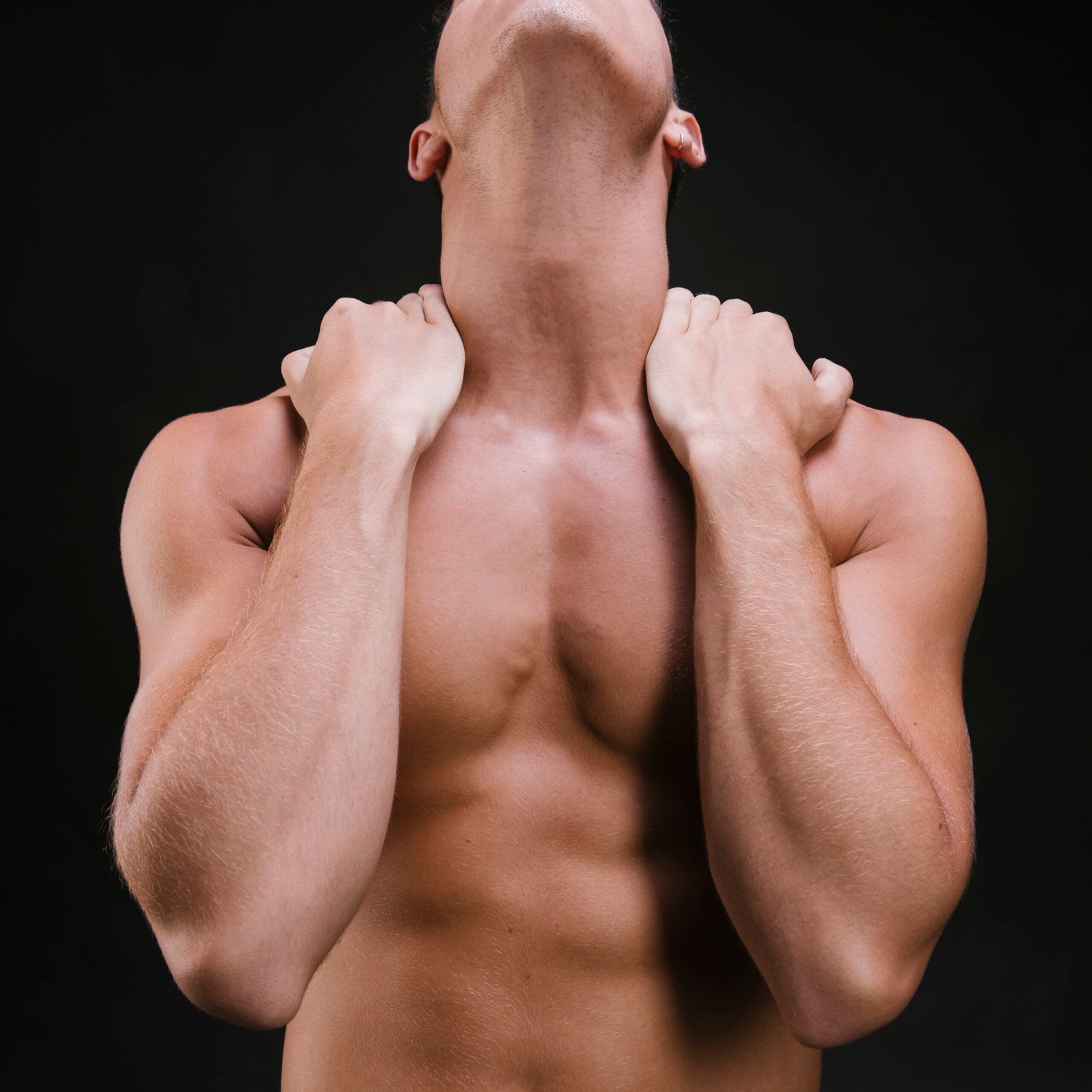 Alejo, a Colombian cam model, sharing his journey of success on Chaturbate.