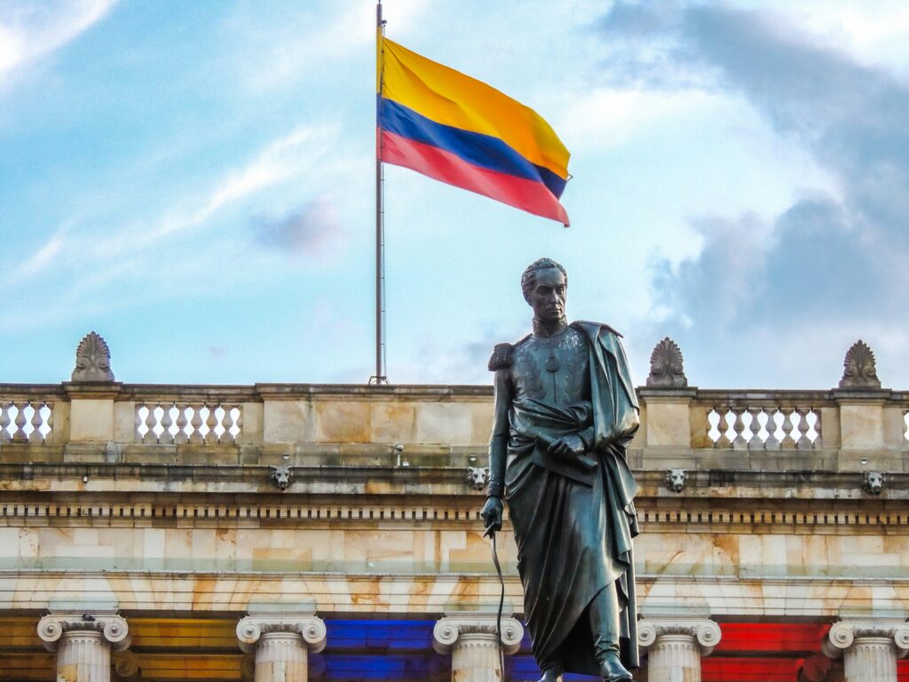 Statue of Simón Bolívar in front of the Colombian National Capitol in Bogotá, symbolizing Colombia’s evolving legal framework and commitment to protecting digital rights and modern professions like the webcam and digital content industry.