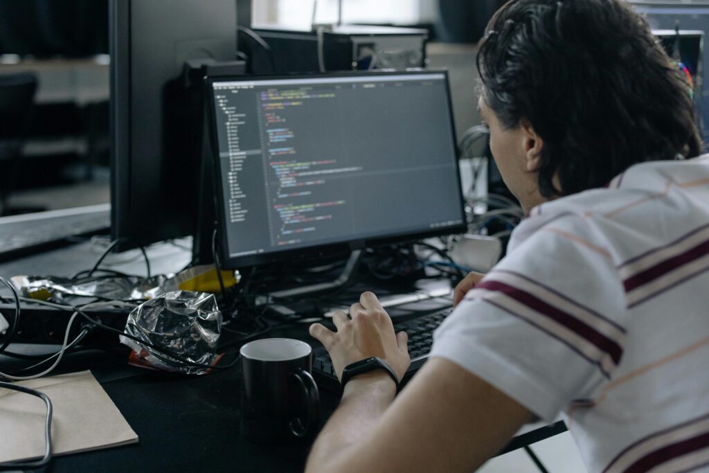 Programador trabajando en código para aplicaciones interactivas de Chaturbate